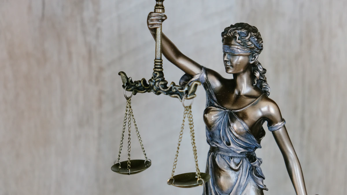 Mazo de juez y códigos legales sobre estrado judicial